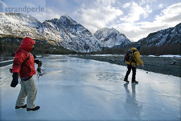 Mensch , zwei Personen , Menschen , gehen , Eis , Fluss , 2 , Menschliche Hand,  Menschliche Hände , Alaska , klettern , gefroren , Fahrgestell