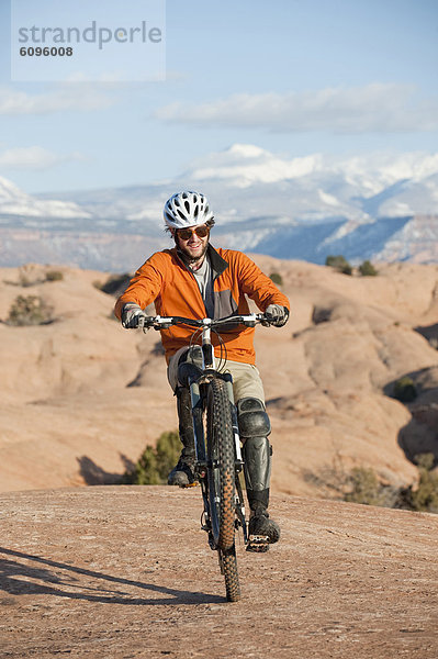Mann , folgen , fahren , jung , nur auf dem Hinterrad fahren , Slickrock Trail , Moab