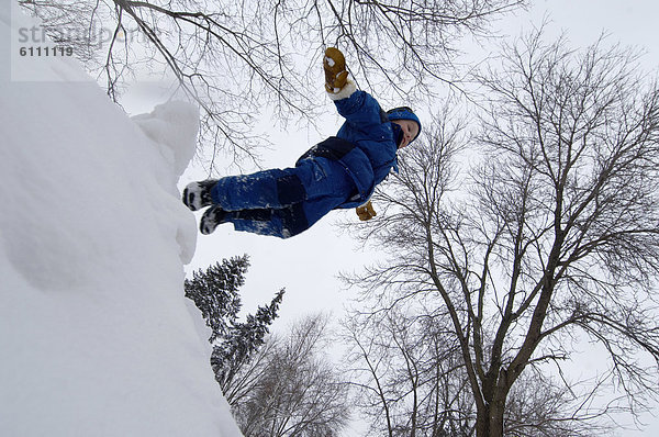 Junge - Person , Hügel , Schnee , Spiel , springen