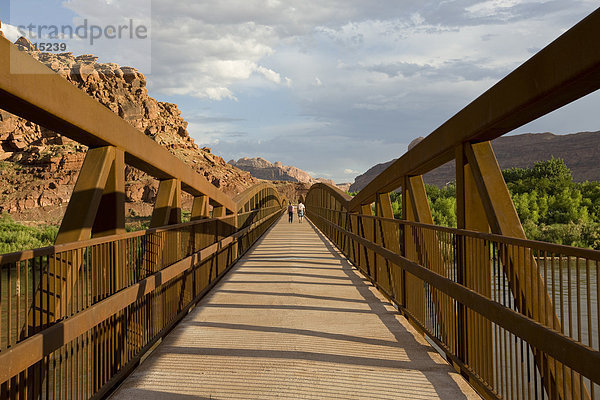 entfernt , Mensch , zwei Personen , Menschen , gehen , Brücke , 2 , Moab , Utah