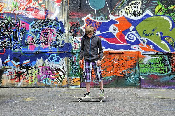 Jugendkultur , Jugendlicher , Europa , Sport , Freizeit , Wand , Junge - Person , Spritzer , Skateboard , 11 , Köln , Deutschland , Graffiti , Westfalen