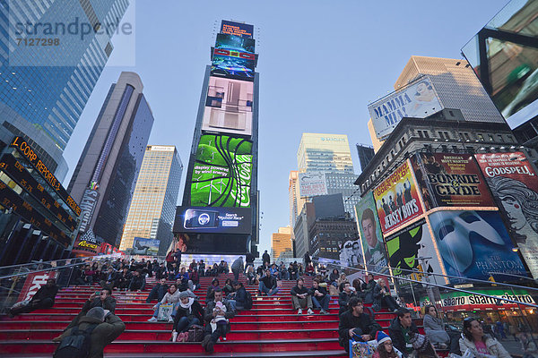 Stufe , Vereinigte Staaten von Amerika,  USA , Einkaufszentrum , Farbaufnahme,  Farbe , New York City , Amerika , Traum , Gebäude , Aktion , Werbung , beschäftigt , Großstadt , Aktivitäten , Beleuchtung,  Licht , groß,  großes,  großer,  große,  großen , Sehenswürdigkeit , Manhattan , modern , Times Square