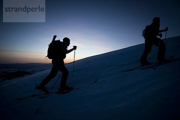 hoch,  oben , Berg , Mensch , zwei Personen , Menschen , Silhouette , Sonnenaufgang , Skisport , unbewohnte,  entlegene Gegend , 2