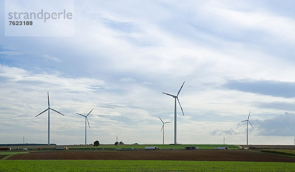 Windkraftanlagen in ländlicher Landschaft