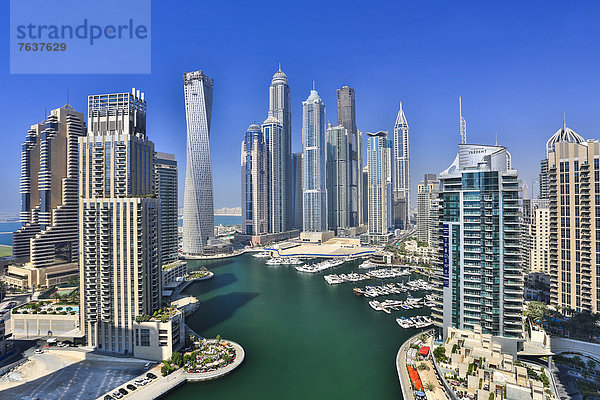 Weite , Skyline,  Skylines , bauen , Wasser , Hafen , Vereinigte Arabische Emirate,  VAE , Urlaub , Zukunft , Gebäude , Großstadt , Boot , Architektur , Hochhaus , parken , Jachthafen , groß,  großes,  großer,  große,  großen , Tourismus , Dubai , Unendlichkeit , modern , neu