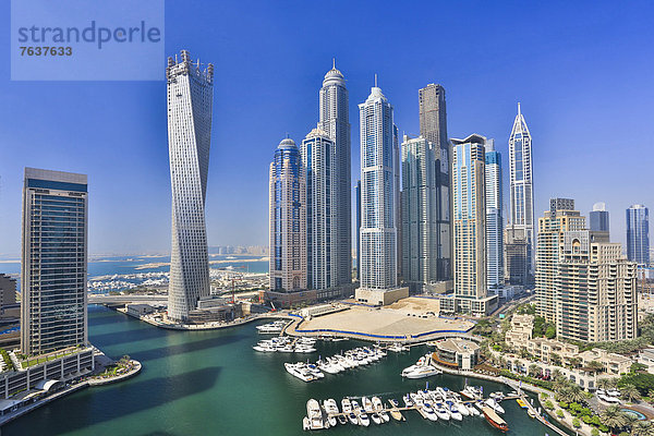 Weite , Skyline,  Skylines , bauen , Wasser , Hafen , Vereinigte Arabische Emirate,  VAE , Urlaub , Zukunft , Gebäude , Großstadt , Boot , Architektur , Hochhaus , parken , Jachthafen , groß,  großes,  großer,  große,  großen , Tourismus , Dubai , Unendlichkeit , modern , neu