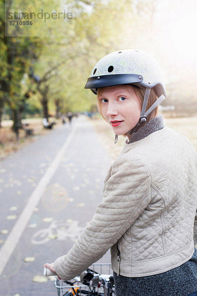 Frau auf dem Fahrrad im Stadtpark