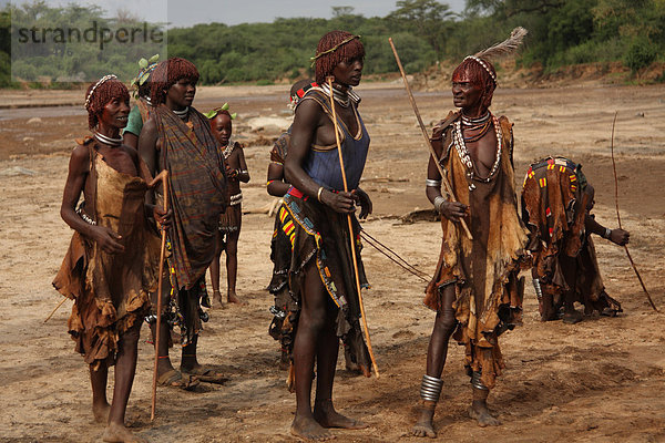 Frau , Mensch , Menschen , Tradition , Menschengruppe,  Menschengruppen,  Gruppe,  Gruppen , Zeremonie , Ethnisches Erscheinungsbild , Afrika , Äthiopien , Volksstamm,  Stamm