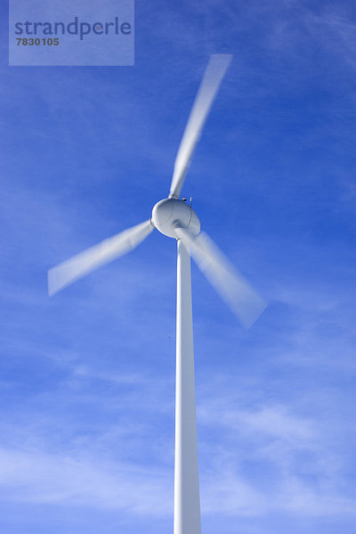 Erneuerbare Energie, Alternative Energie, Alternativenergie, Windturbine, Windrad, Windräder, blauer Himmel, wolkenloser Himmel, wolkenlos, Europa, Energie, energiegeladen, Himmel, Umwelt, Wind, Natur, blau, Windenergie, Umweltschutz, Andermatt, Elektrizität, Strom, Stärke, Schweiz, rad