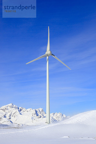 Erneuerbare Energie, Alternative Energie, Alternativenergie, Windturbine, Windrad, Windräder, blauer Himmel, wolkenloser Himmel, wolkenlos, Europa, Energie, energiegeladen, Himmel, Umwelt, Wind, Natur, blau, Windenergie, Umweltschutz, Andermatt, Elektrizität, Strom, Stärke, Schweiz, rad