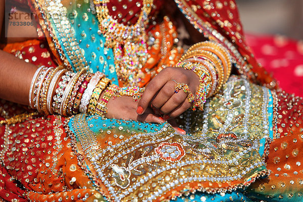 Frau , Fest,  festlich , Hochzeit , Party , Attraktivität , Tourist , Wüste , Dekoration , Schmuck , Festival , Mädchen , Asien , Indien , Jaisalmer , Rajasthan , Sari
