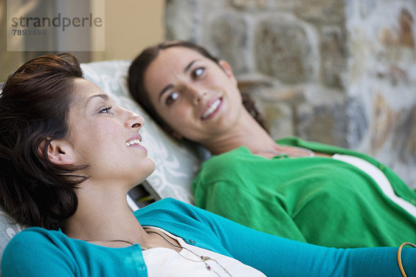 Zwei Frauen entspannen sich auf Liegestühlen