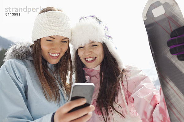 Frauen mit Skiern SMS mit Handy