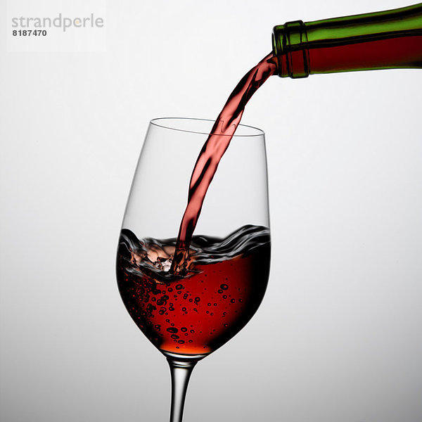 Wein ins Glas gießen