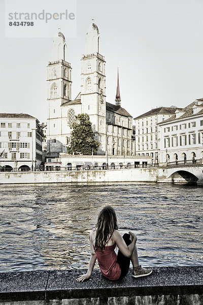 Hochformat , Europa , Frau , Tourist , Architektur , Fluss , Gotik , Mädchen , Schweiz