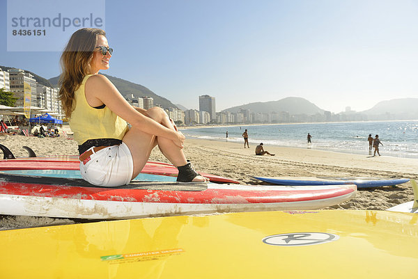 Frau , Strand , Surfboard , Großstadt , Mädchen , Brasilien , Copacabana , Rio de Janeiro , Südamerika