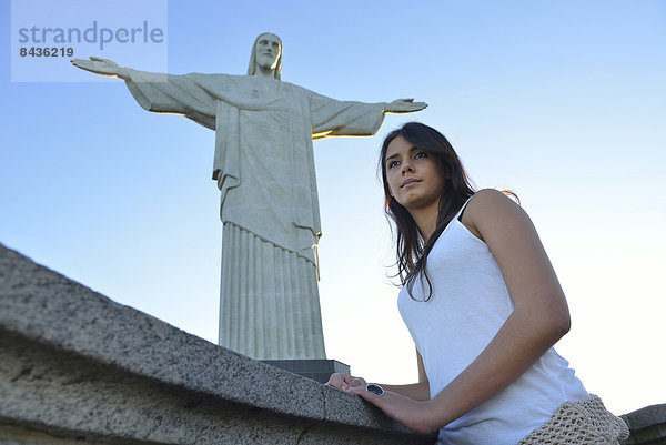 Frau , Großstadt , Religion , Statue , braunhaarig , Jesus Christus , Mädchen , Brasilien , Rio de Janeiro , Südamerika