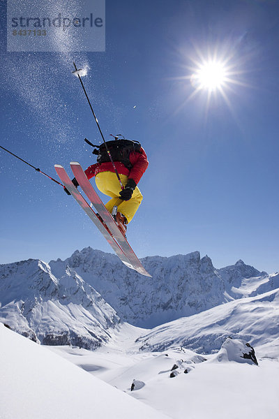 Freizeit, Wintersport, Winter, Mann, Sport, Abenteuer, springen, schnitzen, Skisport, Ski, Kanton Graubünden, Tiefschnee, Pulverschnee