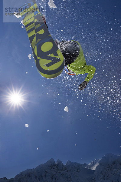 Freizeit, Wintersport, Winter, Mann, Snowboard, Snowboarding, Sport, Abenteuer, springen, Kanton Graubünden, Sonne