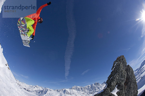 Freizeit, Wintersport, Winter, Mann, Snowboard, Snowboarding, Sport, Abenteuer, springen, Kanton Graubünden