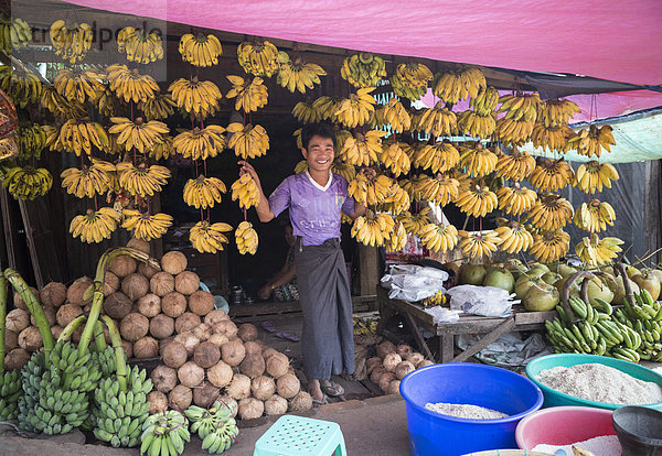 Lebensmittel , Tradition , Junge - Person , Banane , Frucht , bunt , jung , Laden , Tourismus , Kokosnuss , Myanmar , Asien , Markt