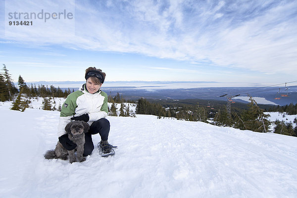 Frau , klein , Hund , verboten , Hochebene , Comox Valley , British Columbia , Kanada , Schneeschuhlaufen , Vancouver Island