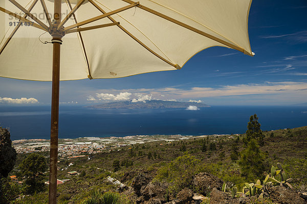 Spanien,  Kanarische Inseln,  Teneriffa,  Chirche,  Blick vom Mirador de Chirch nach La Gomera,  Sonnenschirm