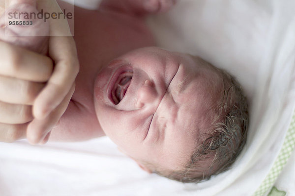Neugeborenes Baby weint,  Draufsicht