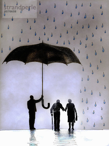 Geschäftsmann mit großem Regenschirm beschützt Seniorenpaar