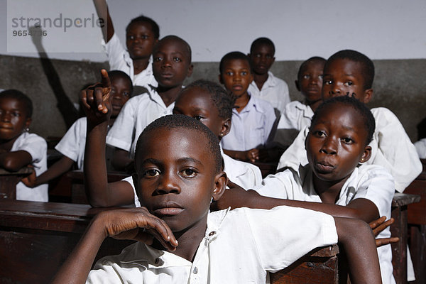 Schulkinder in Schuluniform,  im Unterricht,  Kinshasa,  Demokratische Republik Kongo