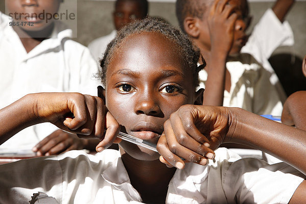 Mädchen mit Stift,  Schulkinder in Schuluniform,  im Unterricht,  Kinshasa,  Demokratische Republik Kongo