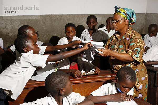 Lehrerin und Schulkinder in Schuluniform,  im Unterricht,  Kinshasa,  Demokratische Republik Kongo