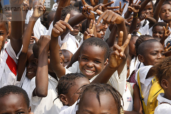 Schulkinder in Schuluniform,  auf dem Schulhof,  Kinshasa,  Demokratische Republik Kongo