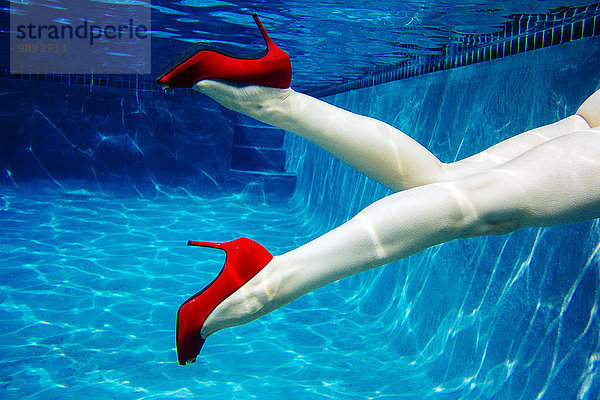 Reife Frau,  nackt,  nur mit roten High Heels,  Unterwasseransicht,  tiefer Schnitt
