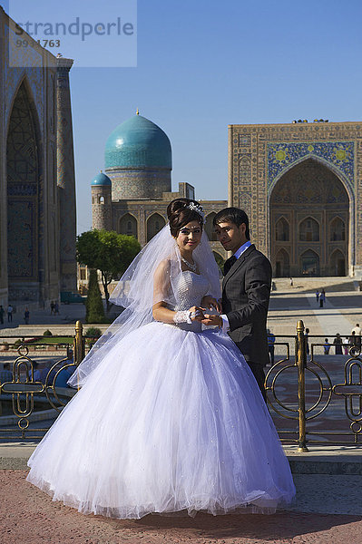 Ehepaar, Hochformat, Außenaufnahme, Tag, Hochzeit, Asien, Zentralasien, Samarkand, Seidenstraße, Usbekistan