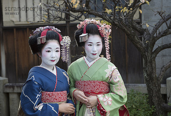 Tradition, Individualität, Reise, bunt, Schminke, Außenaufnahme, Tourismus, Mädchen, Kostüm - Faschingskostüm, Loyalität, Asien, Verkleidung, Japan, japanisch, Kimono, Kyoto