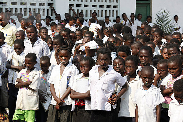 Schüler,  Morgenappell auf dem Schulhof,  Kasongo-Lunda,  Kawongo Distrikt,  Provinz Bandundu,  Republik Kongo