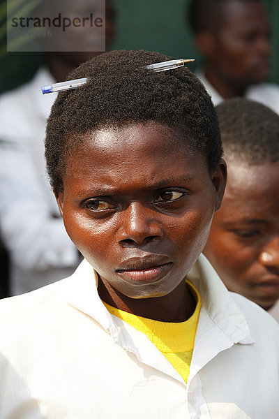 Schüler,  mit Kugelschreiber im Haar,  Portrait,  Morgenappell auf dem Schulhof,  Kasongo-Lunda,  Kawongo Distrikt,  Provinz Bandundu,  Republik Kongo