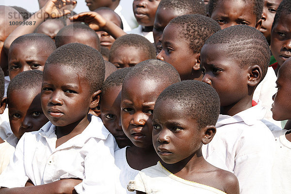 Schüler,  Gruppe,  Morgenappell auf dem Schulhof,  Kasongo-Lunda,  Kawongo Distrikt,  Provinz Bandundu,  Republik Kongo