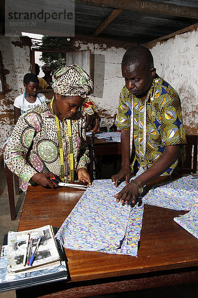 Zuschneiden von Kleidern,  Schneiderei-Lehrgang,  Kasongo-Lunda,  Kawongo Distrikt,  Provinz Bandundu,  Republik Kongo