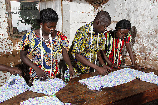 Zuschneiden von Kleidern,  Schneiderei-Lehrgang,  Kasongo-Lunda,  Kawongo Distrikt,  Provinz Bandundu,  Republik Kongo