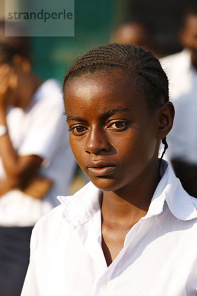 Schülerin,  Portrait,  Morgenappell auf dem Schulhof,  Kasongo-Lunda,  Kawongo Distrikt,  Provinz Bandundu,  Republik Kongo