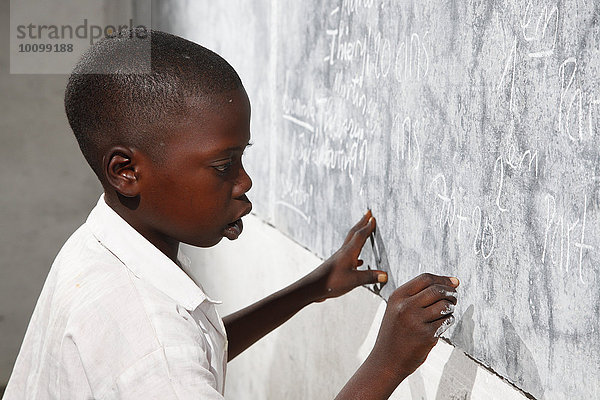 Schüler an der Tafel,  während des Unterrichtes,  Zhinabukete,  Kawongo-Distrikt,  Provinz Bandundu,  Republik Kongo