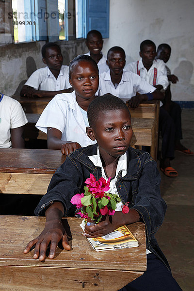 Schüler während des Unterrichtes,  mit Blumenstrauß,  Zhinabukete,  Kawongo-Distrikt,  Provinz Bandundu,  Republik Kongo