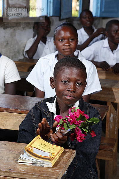 Schüler während des Unterrichtes,  mit Blumenstrauß,  Zhinabukete,  Kawongo-Distrikt,  Provinz Bandundu,  Republik Kongo