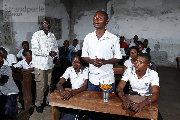 Jugendliche Schüler während des Unterrichtes,  Zhinabukete,  Kawongo-Distrikt,  Provinz Bandundu,  Republik Kongo