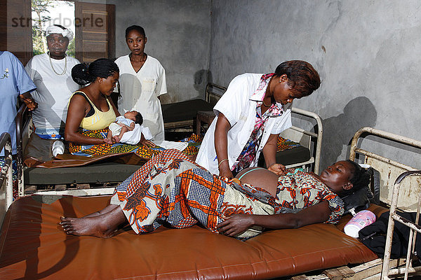 Schwangere Frau wird von Ärztin untersucht,  im Krankenhaus,  Matamba-Solo,  Kawongo-Distrikt,  Provinz Bandundu,  Republik Kongo