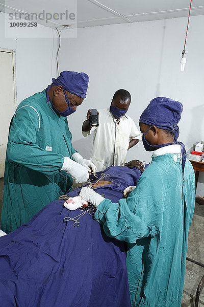 Während einer Operation,  Krankenhaus und Gesundheitszentrum,  Matamba-Solo,  Kawongo-Distrikt,  Provinz Bandundu,  Republik Kongo