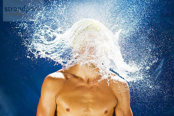 Schwimmer,  Wasserspülung am Kopf