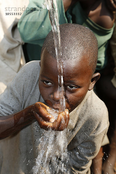 Junge trinkt Wasser,  Matamba-Solo,  Provinz Bandundu,  Republik Kongo